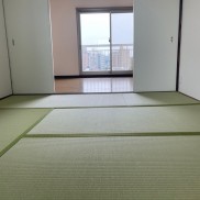 三方バルコニーで開放的なパノラマビューマンション(居間)